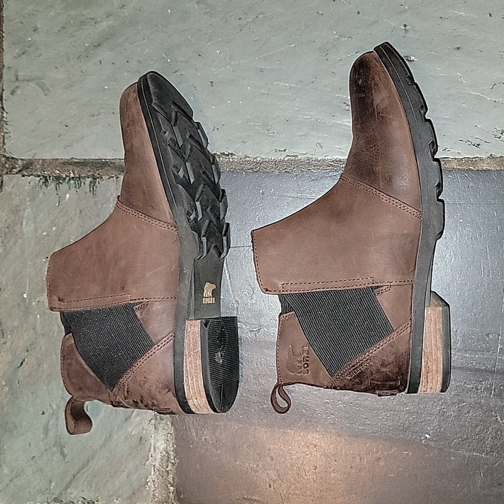 Sorel Emilie chelsea boots size 9.5